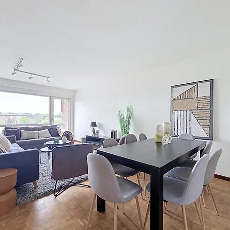 Spacious 6 Person Near Center Apartment