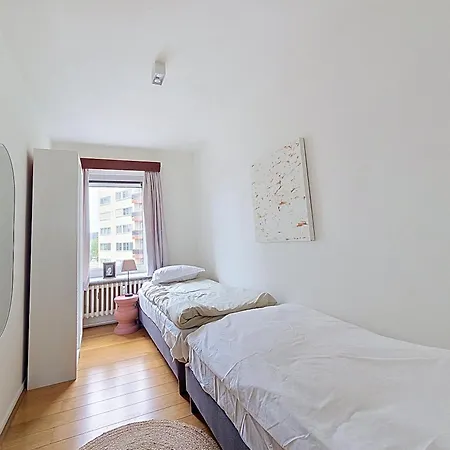 Spacious 6 Person Near Center Apartment *